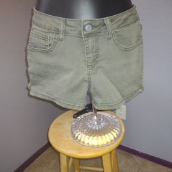 Vanilla star girls size 12 army green shorts
Waistband measurement laying flat across 13"
73% cotton, 24% polyester & 3% spandex
