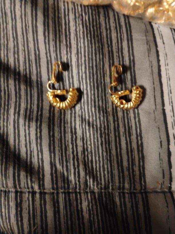 210 Pcs Gold Clip Earings To The Point Area