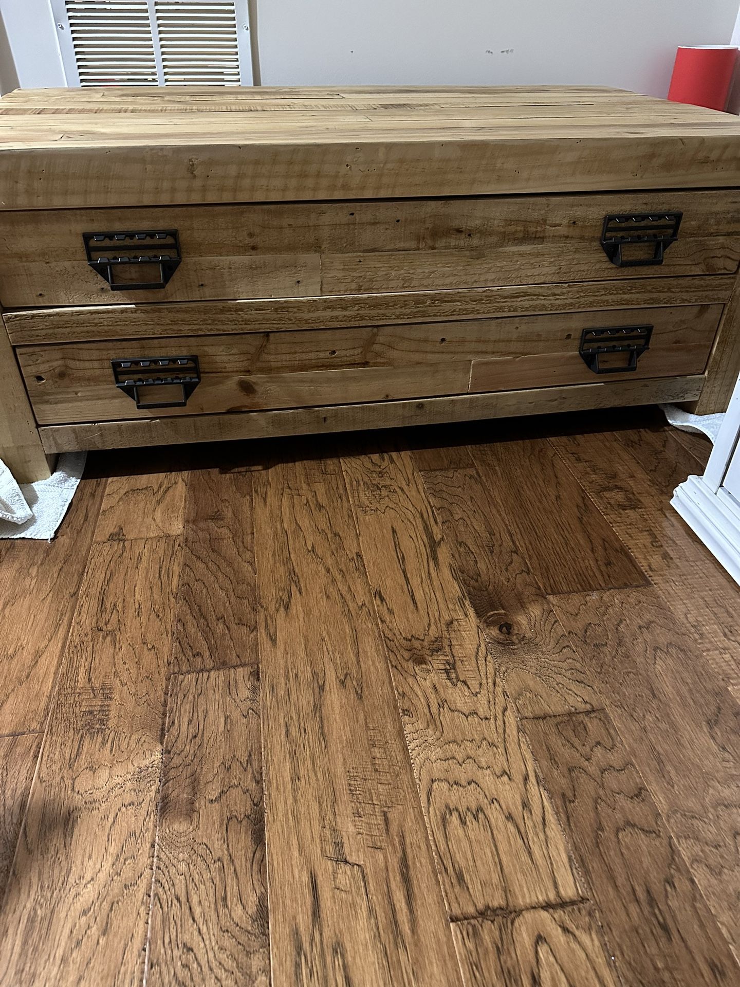 Cocktail Table With 2 Drawers