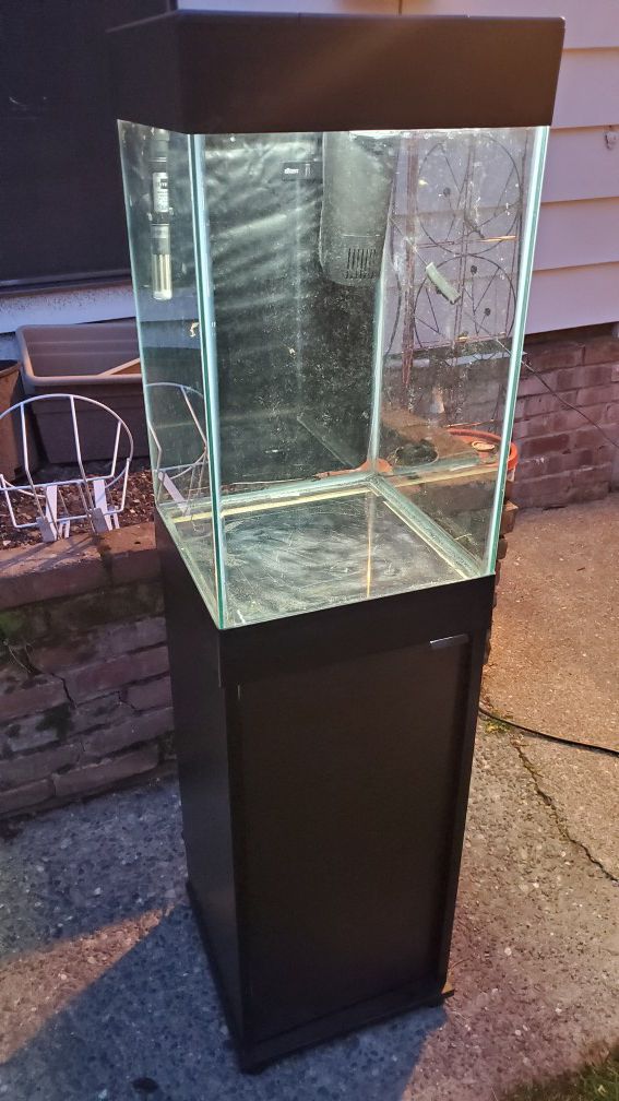 15 Gallon Column Aquarium / Fish Tank for Sale in Seattle