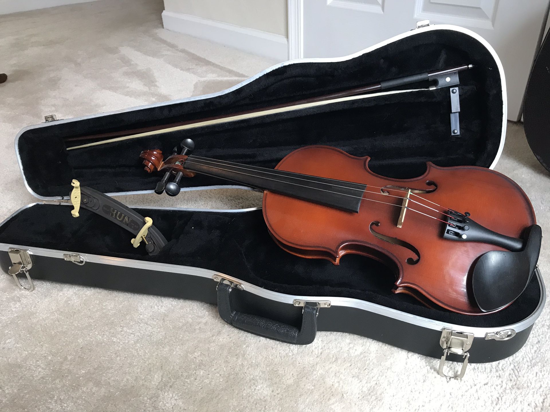 Scherl & Roth R102E4 Violin with Bow and Black Case