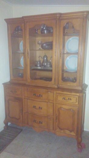 Beautiful French Provincial 2 pc China Cabinet/ Hutch