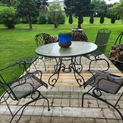 6 piece vintage wrought iron set in good condition!