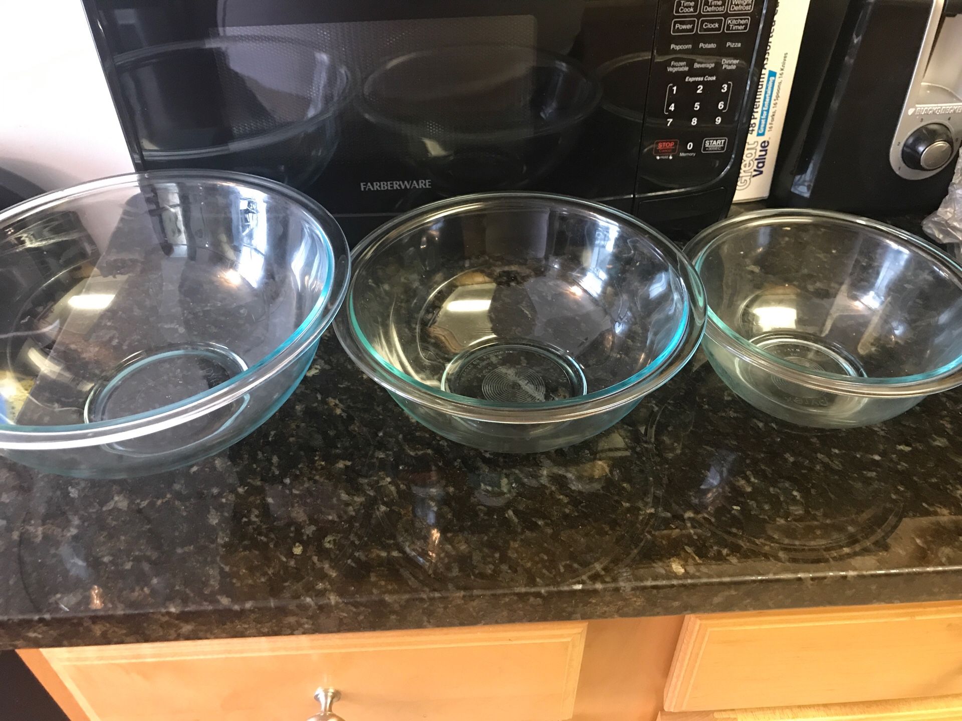 PYREX glass bowls set