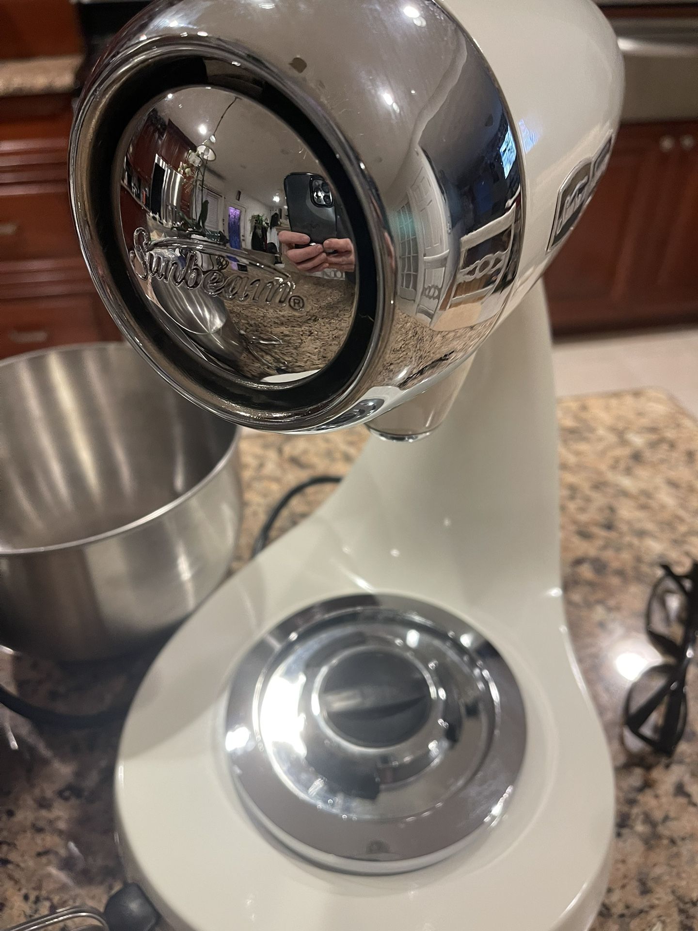 Sunbeam MixMaster White Soft-Start Technology Stand Mixer. for Sale in  Lindenhurst, NY - OfferUp