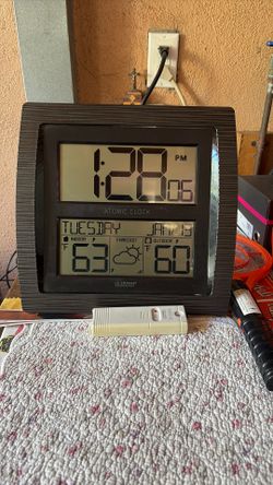 La Crosse Technology Clock 