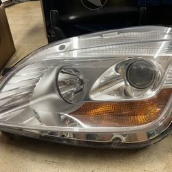 2011-2021 Peterbilt 579 Paccar Headlight Halogen LH P54-6163-100 + RH Headlight