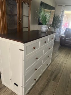 Beautiful Murphy Bed/Dresser Full Size Mattress