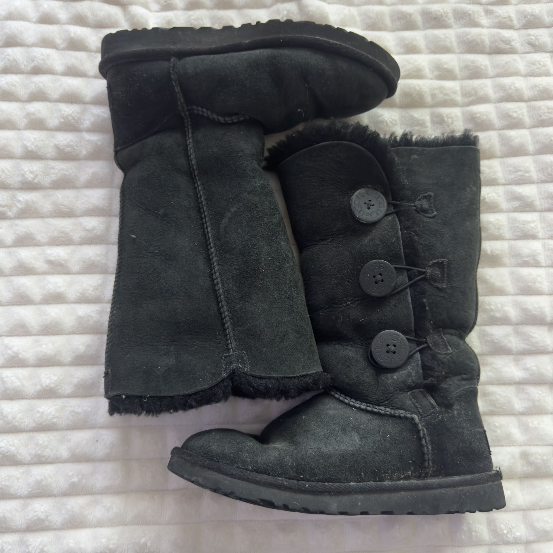 Tall Ugg With Buttons Size 6