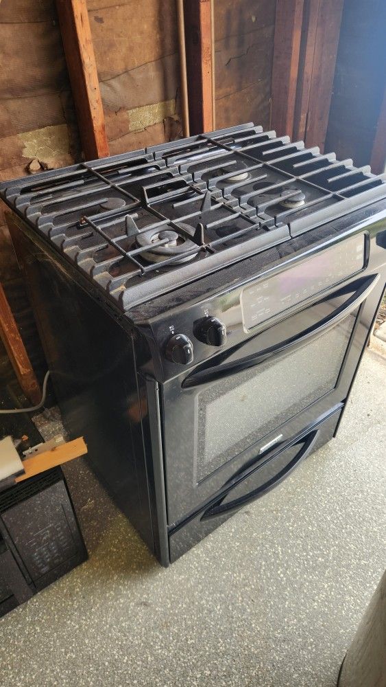 KITCHENAID GAS STOVE AND MICROWAVE HOOD