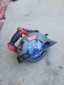 Milwaukee m18  fuel 7 1/4" circular saw ( Tool only )