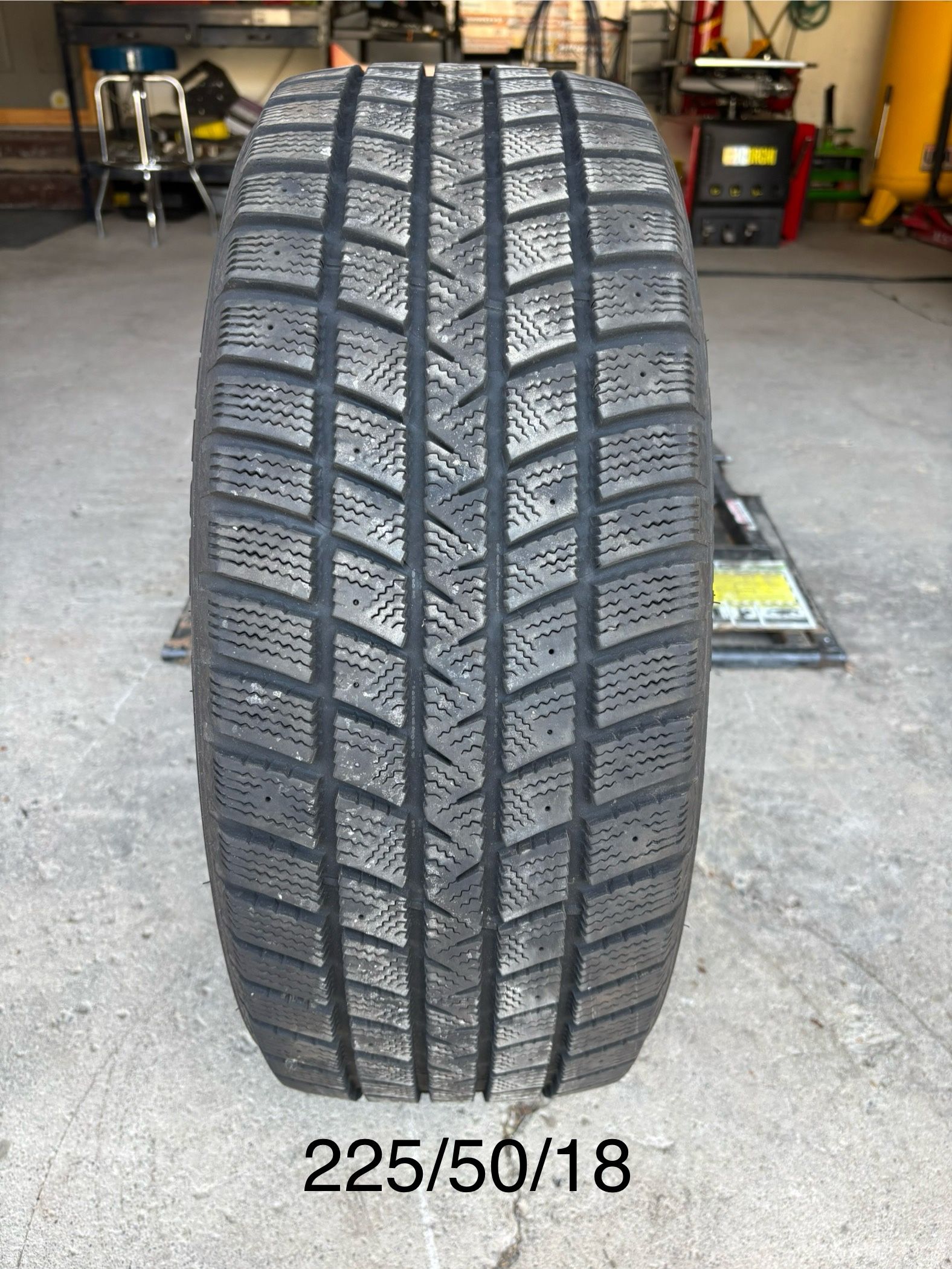 (1) - 225/50/18 Goodyear Winter Command Tire