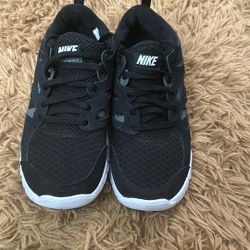 5.5 Y Black Nike