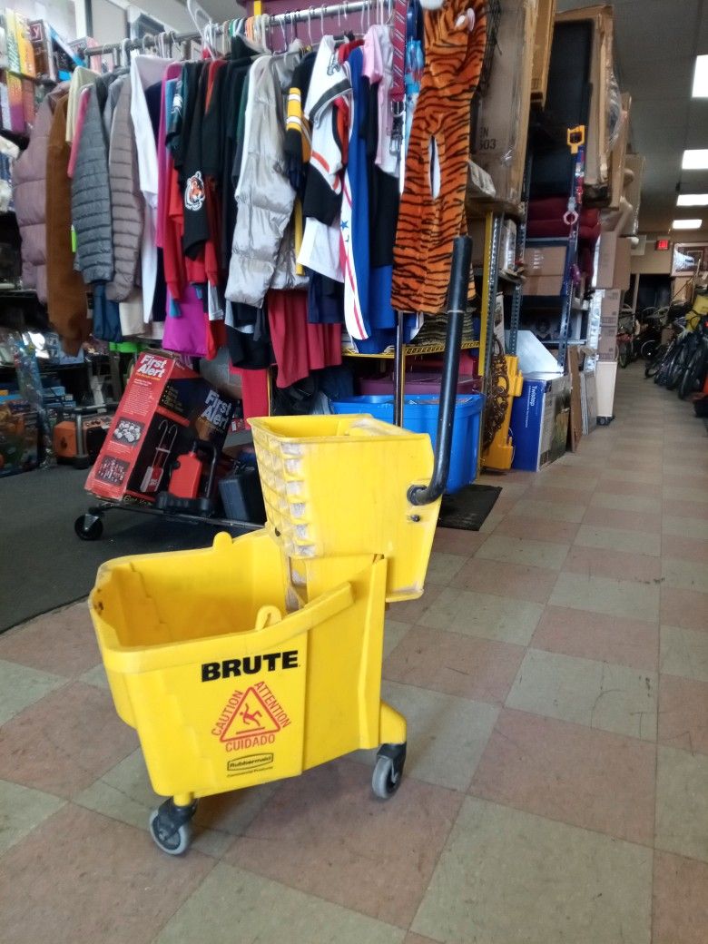 Brute Mop Bucket With Ringer And Wheels 