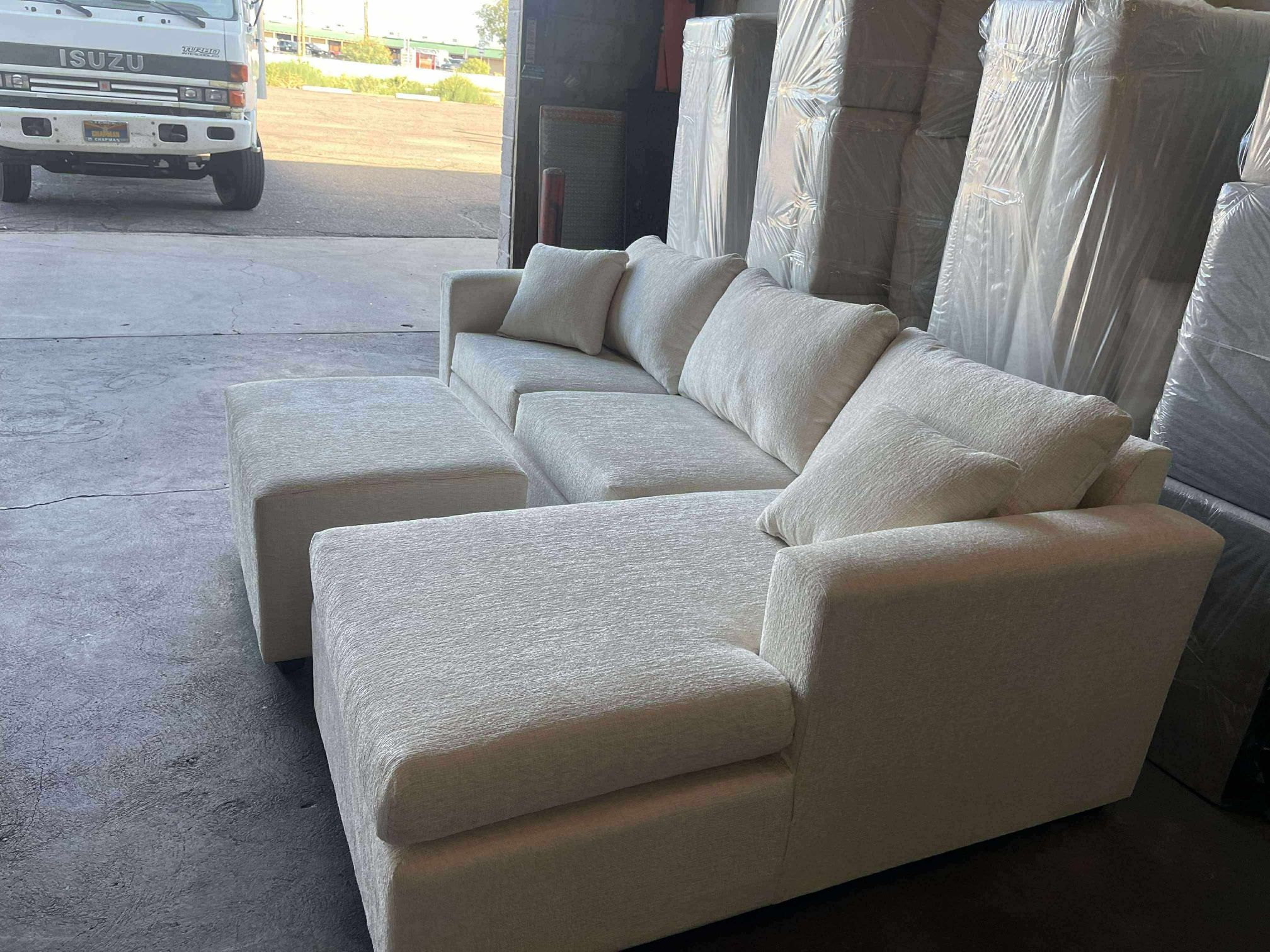💥 Brand New Cream Sectionals With Free Ottoman 