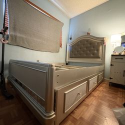 SOFIA VERGARA COLLECTION Bed Queen Medium 