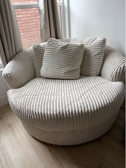 Ashley Lindyn oversized swivel accent chair