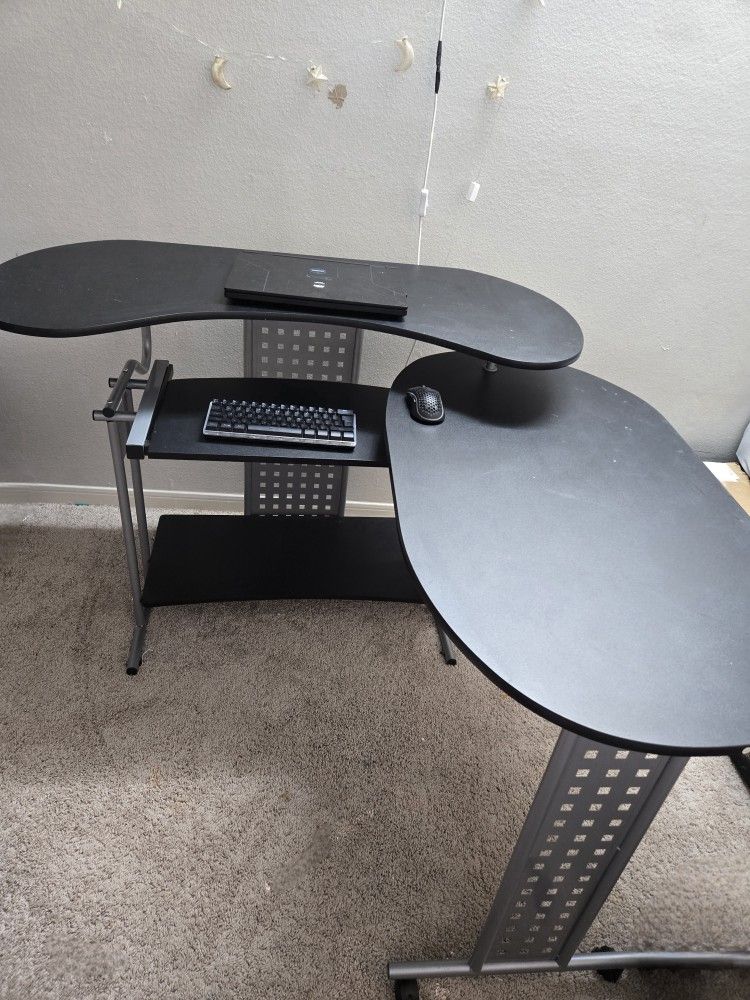 Computer table on wheels Or rolling computer desk