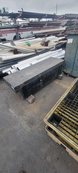 Truck bed tool box