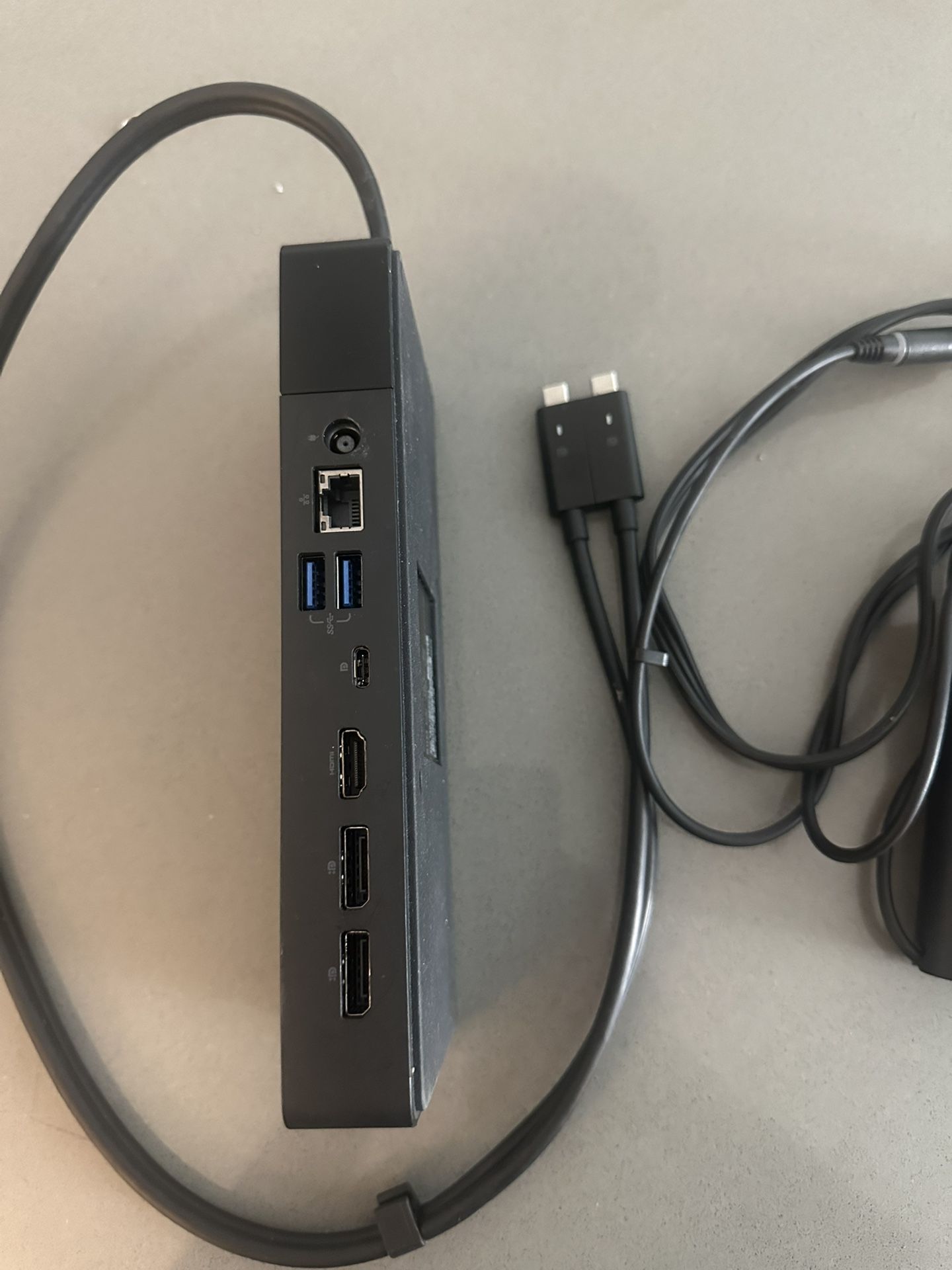 Dell Docking Station With Multiple Docks To Connect Monitors