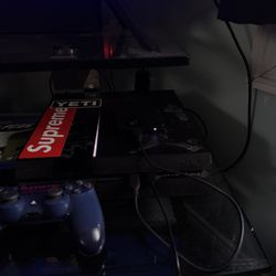 PS4 Wit with 2 Controles And 2 Games
