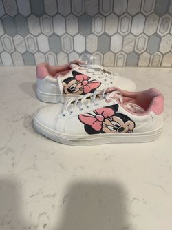 Like new! Women’s Minnie mouse sneakers size 9