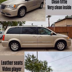 2015 Minivan Chrysler Town And Country 