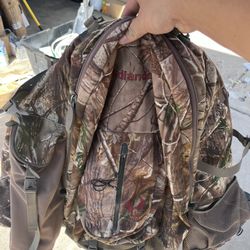 Badlands 2200 Hunting Backpack Large Realtree AP Camo Camouflage Internal Frame