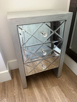 Mirrored small chest of drawers/side table.