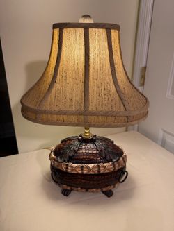 Decorative Crocodile & Woven-Style Table Lamp
