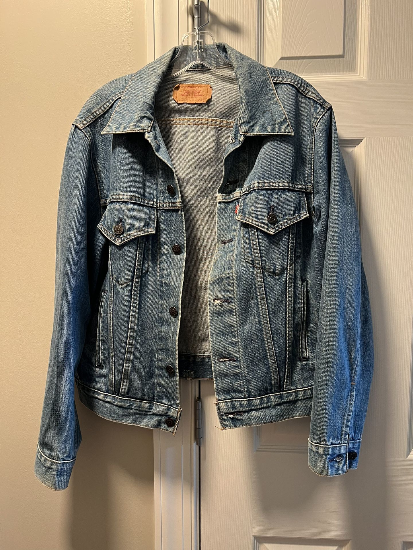 Levi's Levis Blue Jean Distressed Denim Trucker Jacket 70 42 red label This is my dad‘s jacket. It’s never been around smoke: non-smoking no p