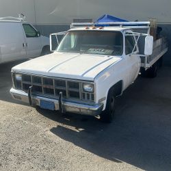 1981 GMC Dually Flatbed – Classic Squarebody