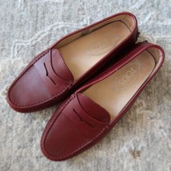 Tod’s Gommino Driving Loafer Calfskin Leather Dark Red • Women’s Size Euro 38 or 7.5 US