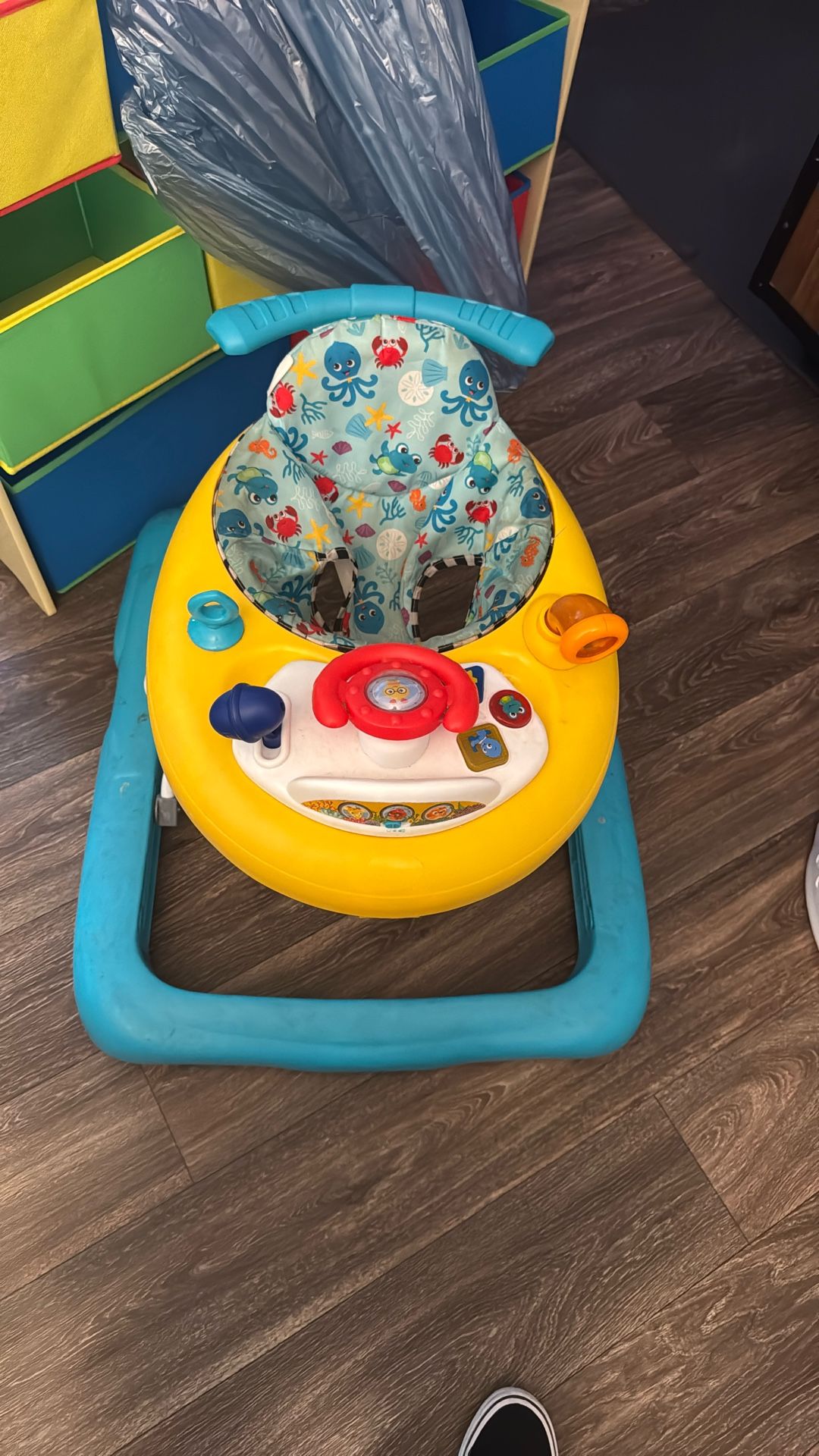 Baby Einstein, submarine walker