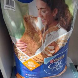 Cat chow food