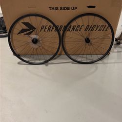 DT Swiss R470 Road Bike Wheelset