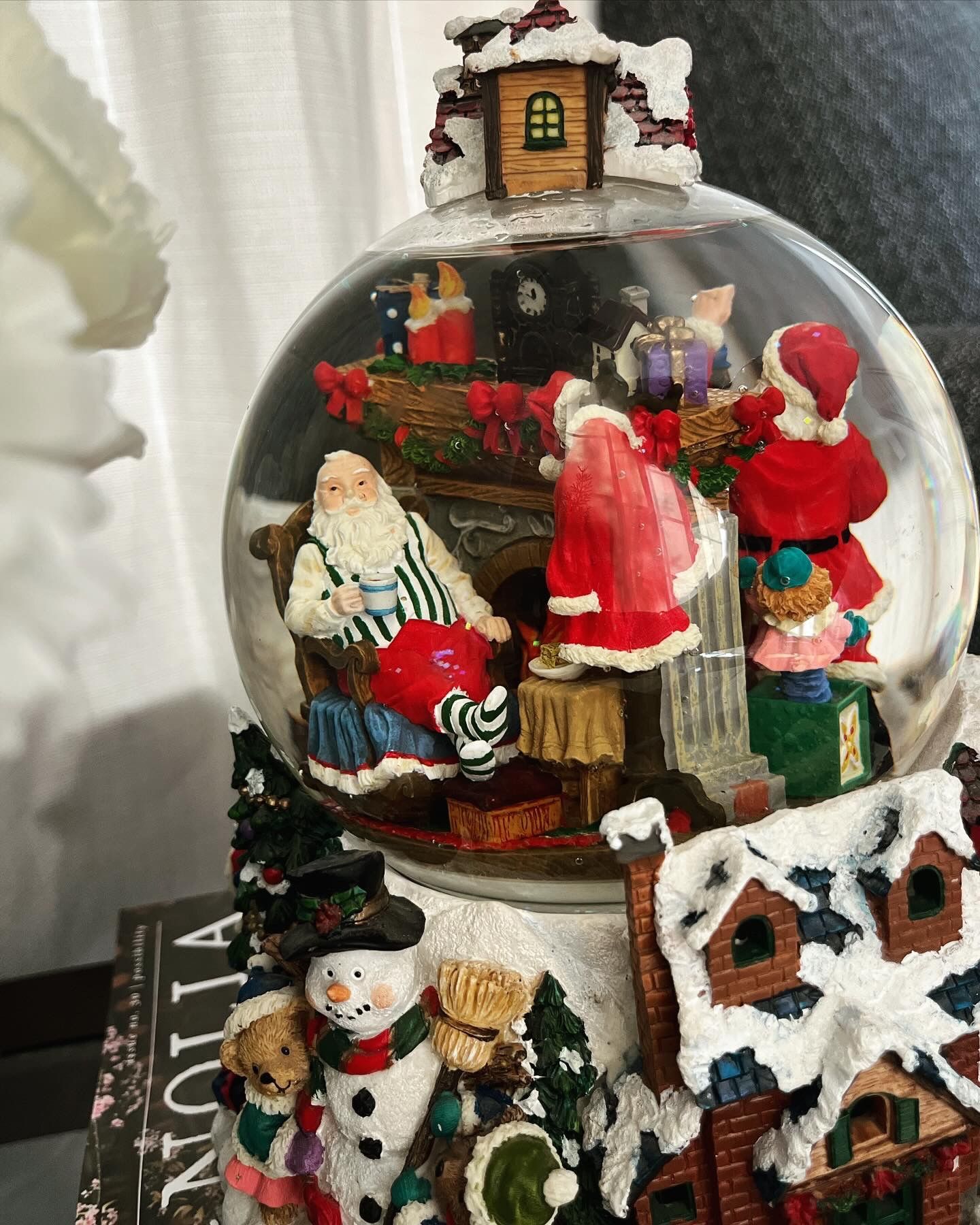 Santa Claus Christmas Musical Snow Globe With Revolving Inner Scene. Plays “Santa Claus is Coming to Town.” Great condition!
