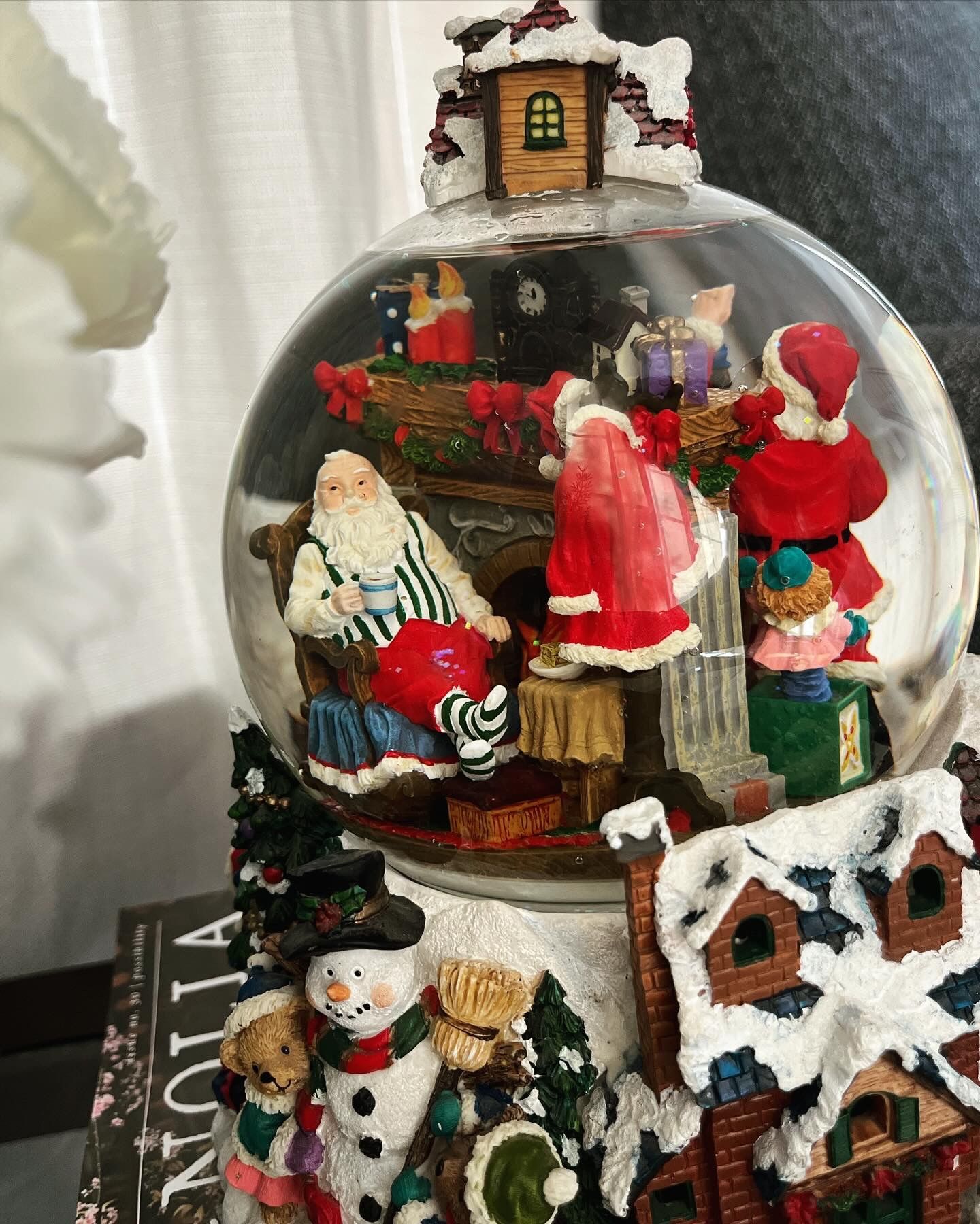 Santa Claus Christmas Musical Snow Globe With Revolving Inner Scene. Plays “Santa Claus is Coming to Town.” Great condition! 