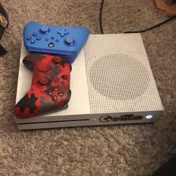 Xbox One S 2 Controllers And A Headset 