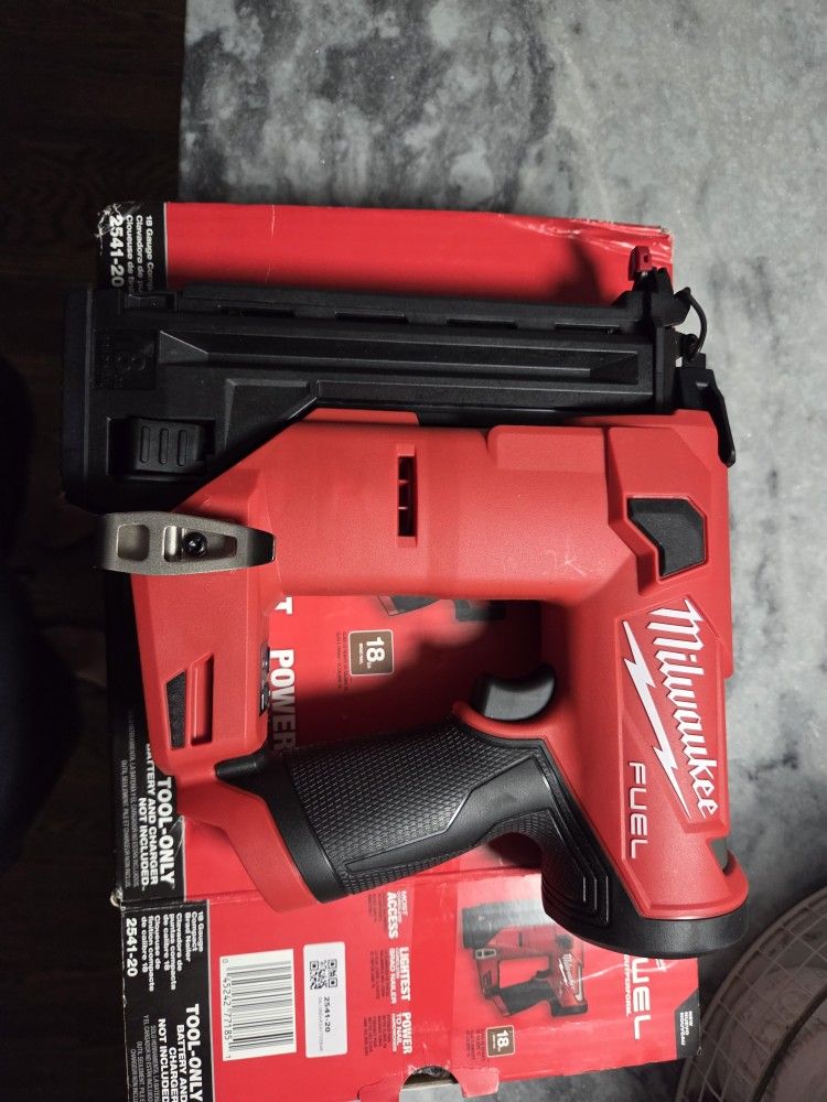 M12 Milwaukee 18g Compact Brad Nailer