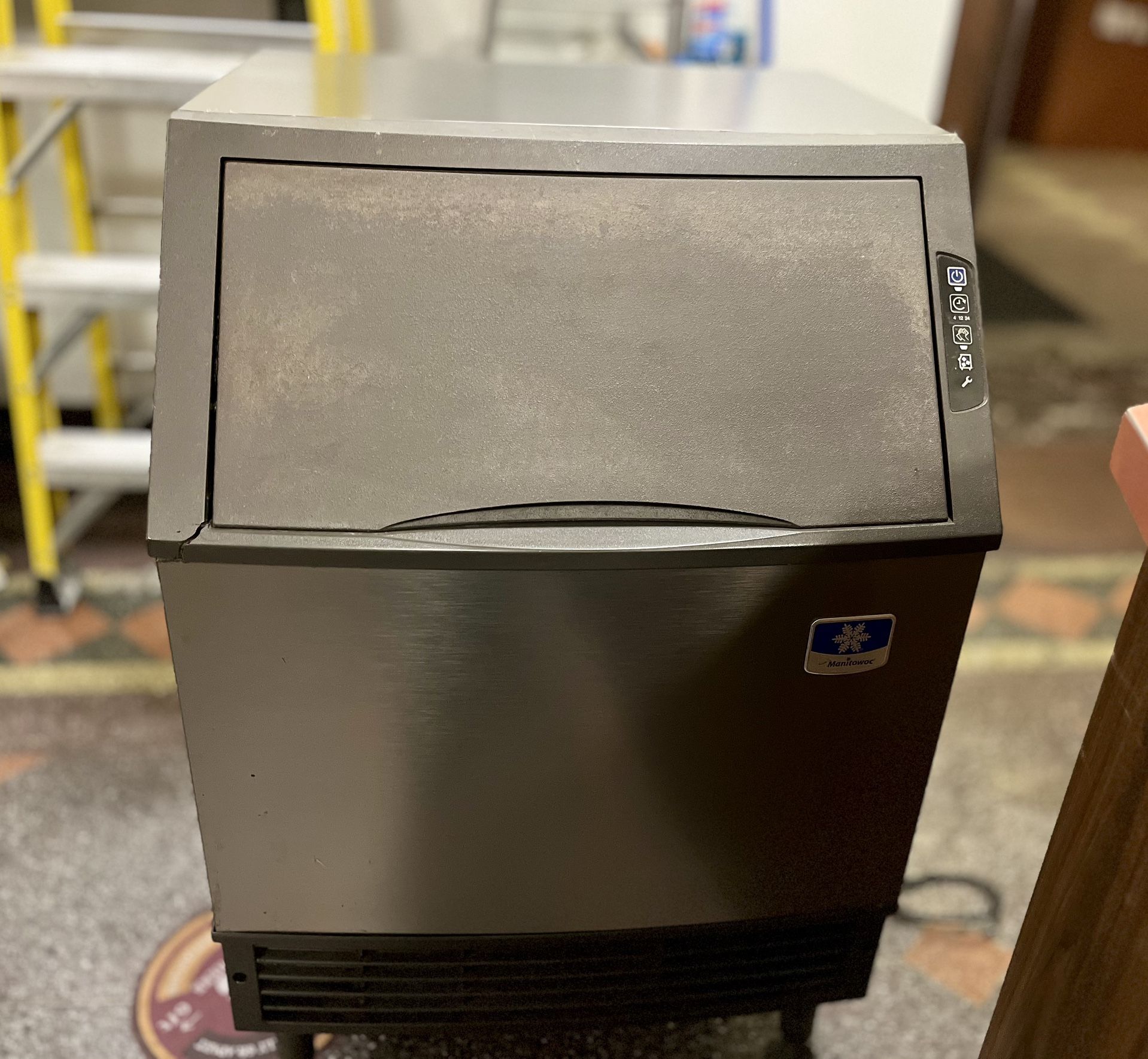 Manitowoc 26" Undercounter Ice Machine, UYF0140A161B