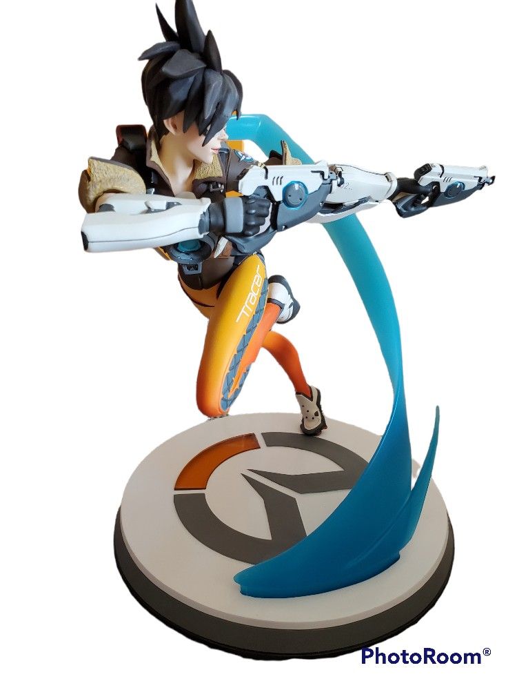 Tracer Lena Oxton Statue Blizzard Collectible