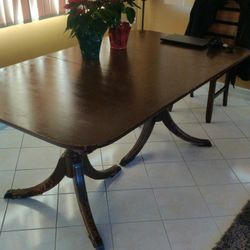 Wood Table. Great Condition 10 People 