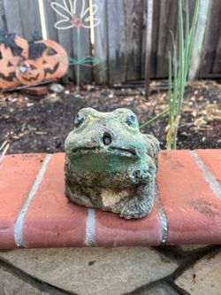 Vintage concrete Garden Frog Statue 6.5”x9”x6”