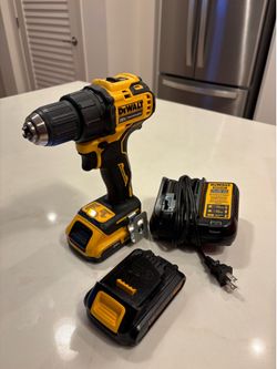 DEWALT DRILL 20v with charger and 2 batteries