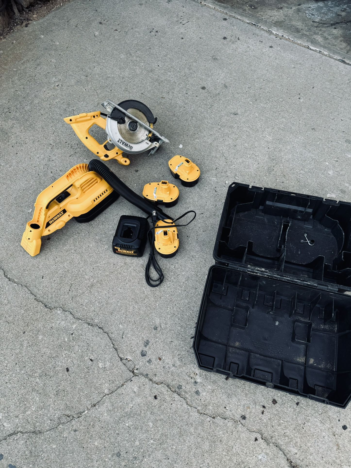 18 Volts Circular Saw And Vacuum With 3 Batteries And A Charger