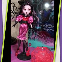 Monster High Draculaura Collectors Doll Mint Condition Comes With Her Parasol 