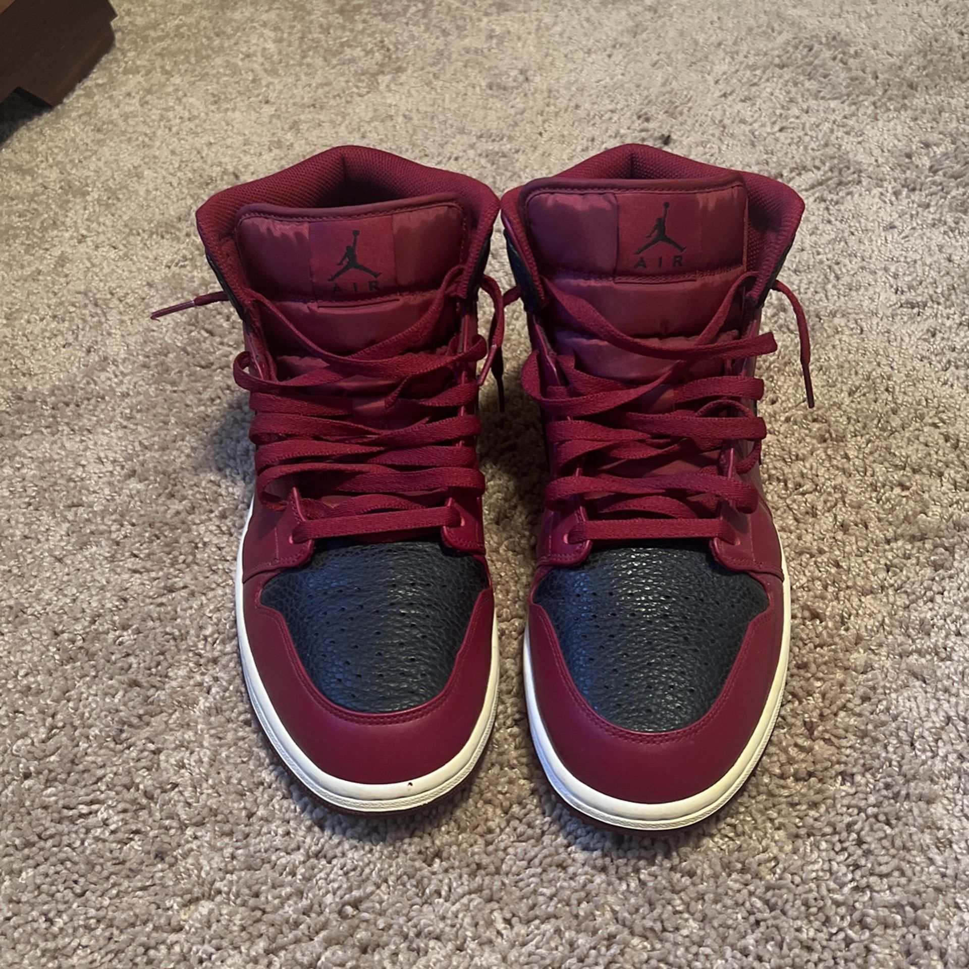 Air Jordan 1 Retro Mid Black Gym Red Size 11.5 (White, Black, and Red