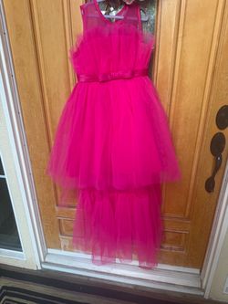 Girl party dress with train. New! Size 6 to 8