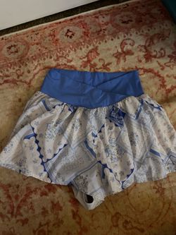 Athletic shorts w floral pattern